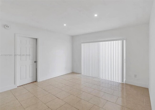 Building Photo - 14013 SW 90th Ave