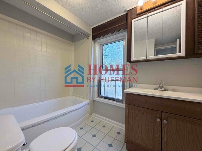 Building Photo - Two Bedroom House | Move In Ready