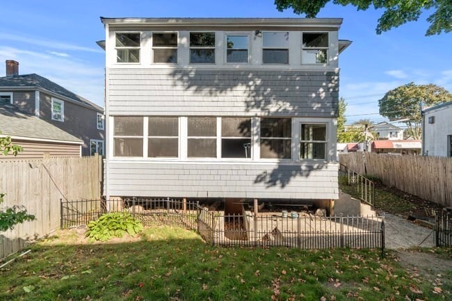 Building Photo - 253 Sycamore St