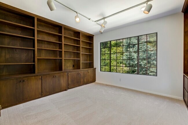 Building Photo - 18041 Blue Sail Dr
