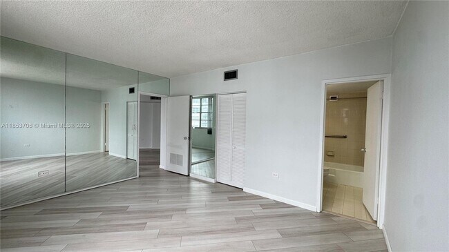 Building Photo - 905 Brickell Bay Dr
