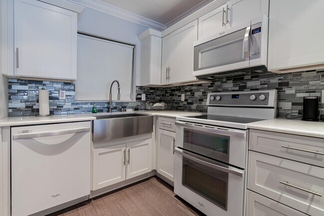 Building Photo - 3605 NE 32nd Ave