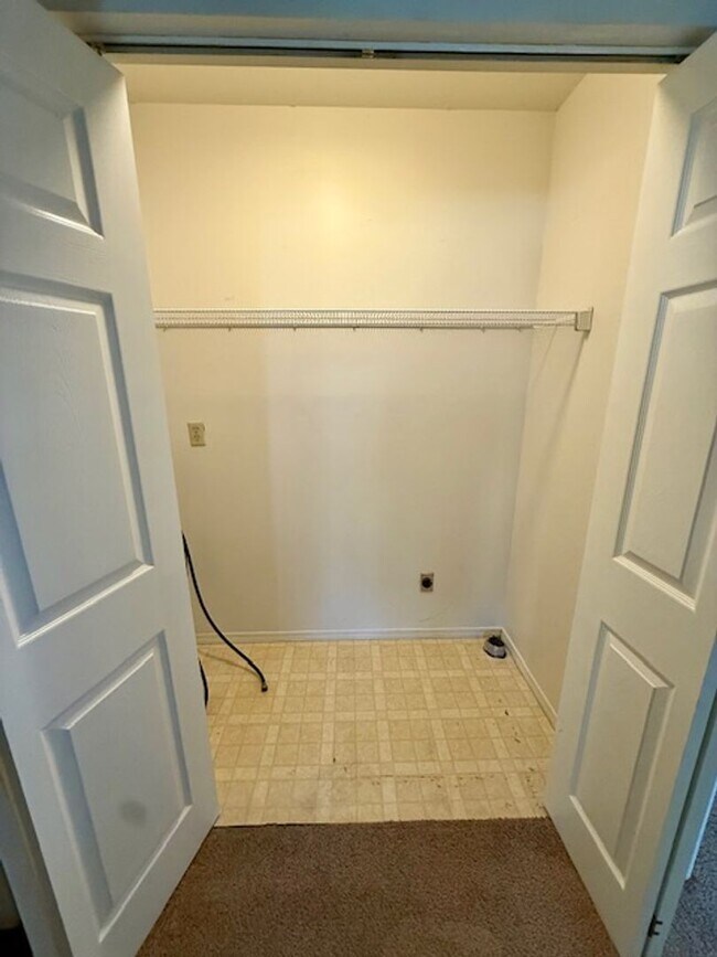 Building Photo - 2 Bed, 2 Bath Duplex with fenced yard in B...