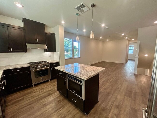 Building Photo - Centrally Located Santa Clara Townhouse