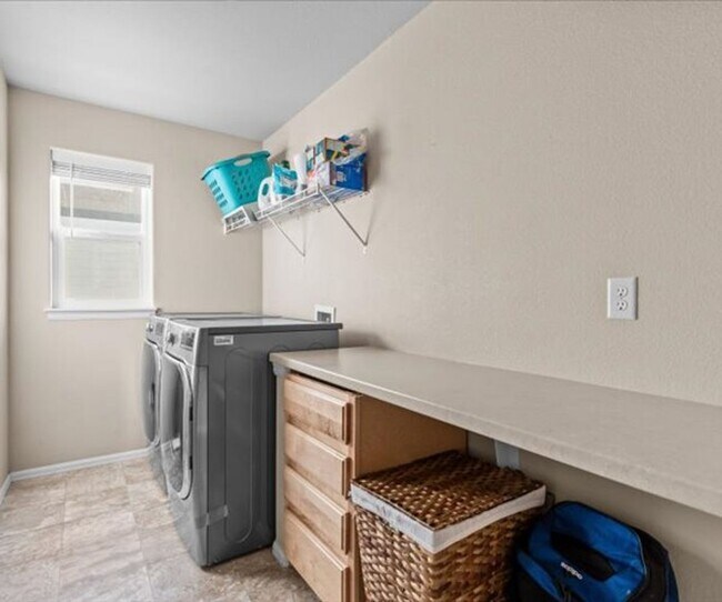 Building Photo - Modern 4-Bedroom Home in Desirable Promontory Neighborhood - Pet Friendly