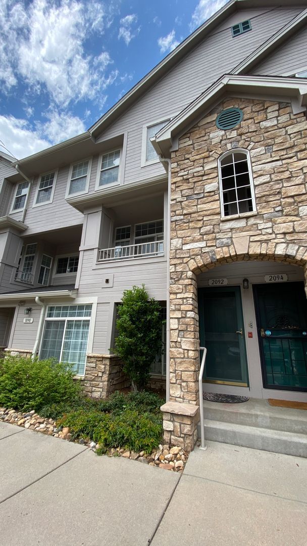 Building Photo - HUGE 2 Bedroom 3 Bathroom Condo in Southeast Denver