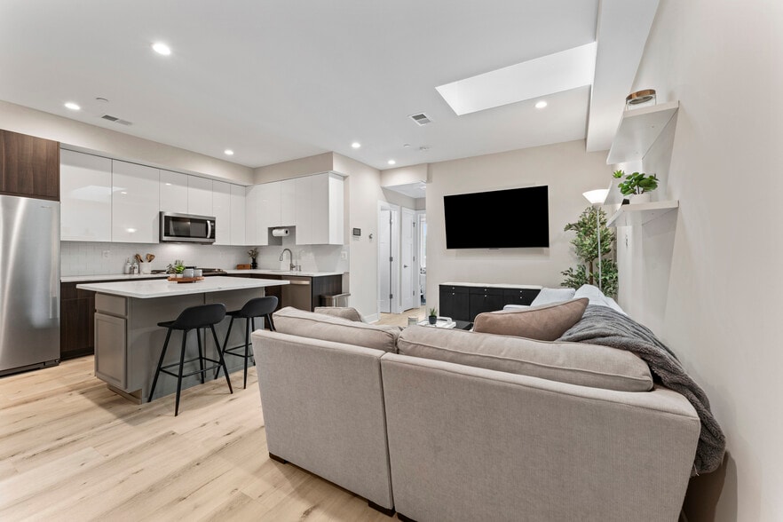 Island - 818 Kennedy St NW