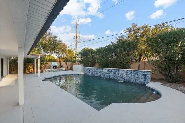 Building Photo - 8525 E Clarendon Ave