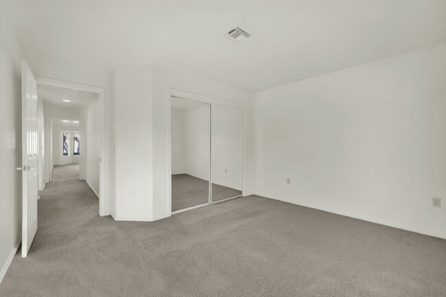 Building Photo - A Must See!!! Beautiful 2/2 home!!! Summerlin!!