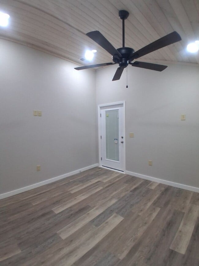 Building Photo - $1,800 - 2 Bedroom 2 Bathroom Newly Renova...