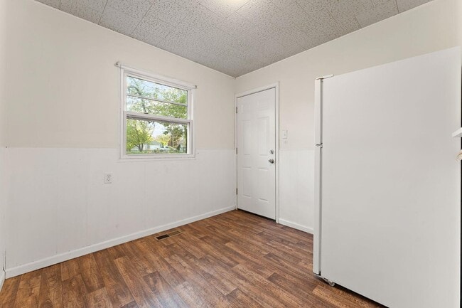 Building Photo - 300 N Guyer St