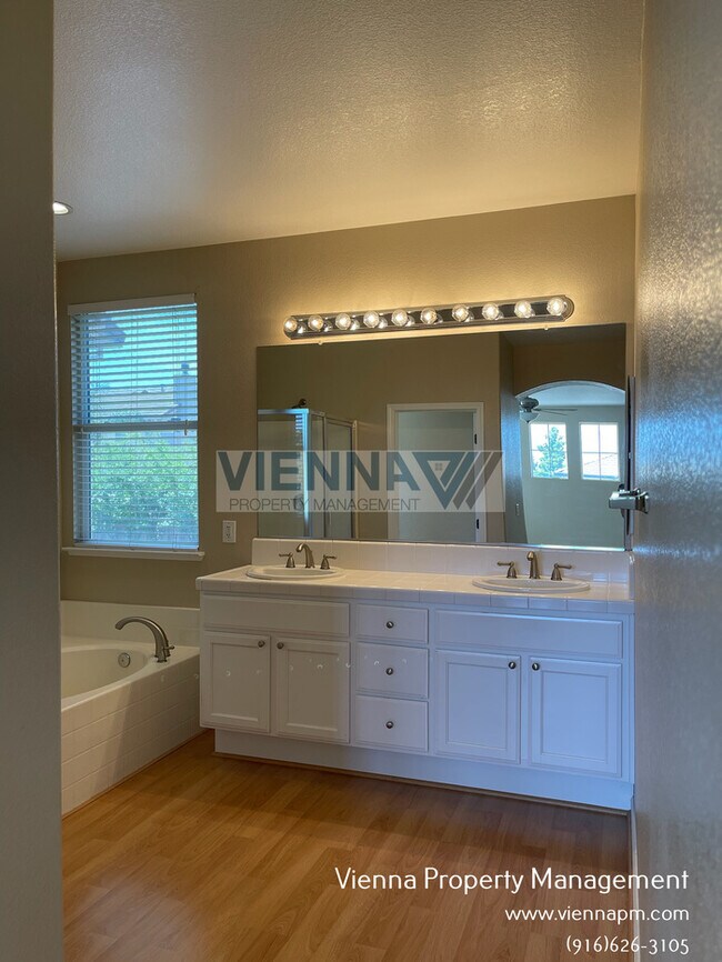 Building Photo - Spacious 3 Bedroom Home in Great Location