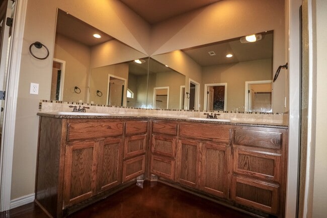 Building Photo - 4 Bedroom Single Family Home:  Move in Special: