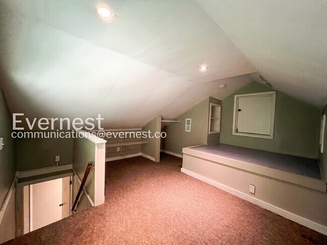 Building Photo - 5 Bed/4 Bath Home with Fenced Yard / Available Now!