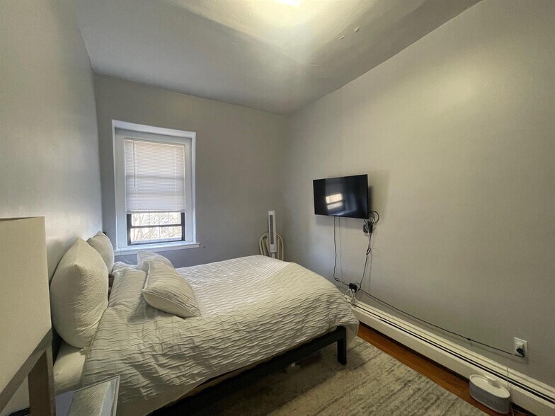 Building Photo - 61 Adams St