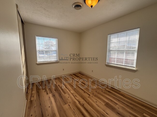 Building Photo - 1008 E Fischer St