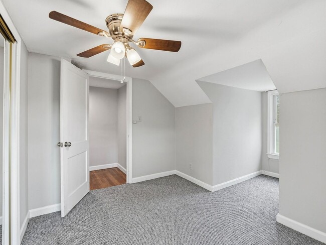 Building Photo - 4 Bedroom/1 Bathroom Home with Fenced Yard Available in SE Roanoke!