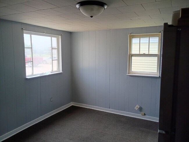 Building Photo - 2 Bedroom Home Available
