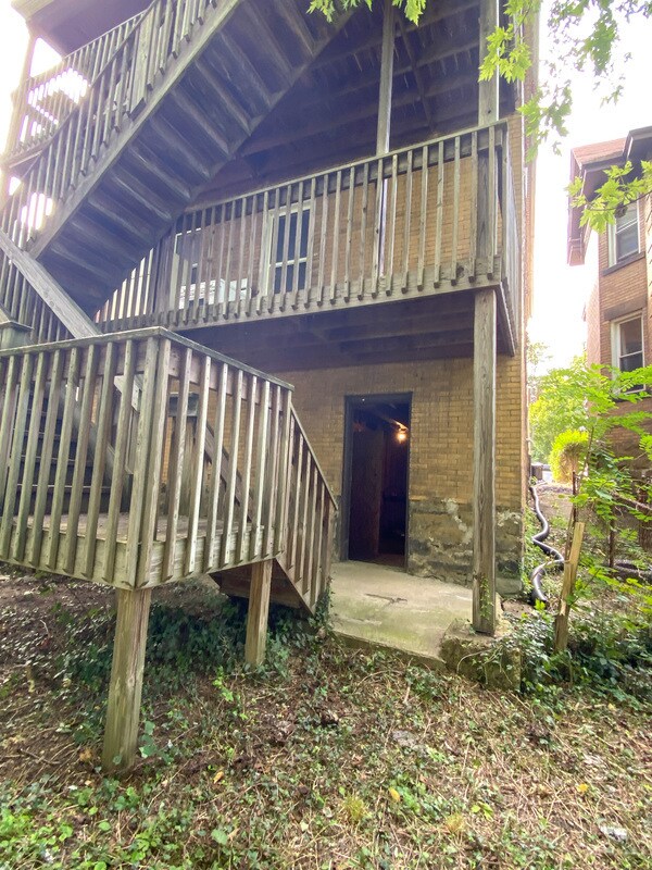 Building Photo - 1535 Fallowfield Ave