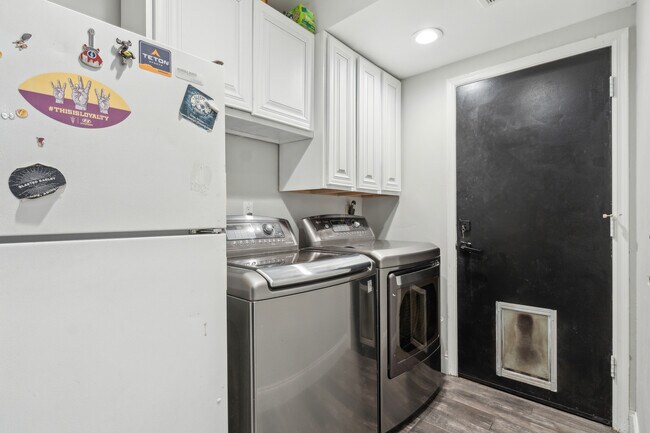 Building Photo - 438 E Larkspur Ln