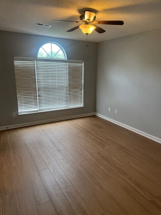 Building Photo - Knoxville 37918 - Beautiful 3 bedroom, 2 bath home in the heart of Powell - Contact Lisa Vineyard...