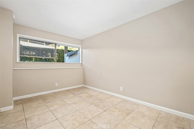 Building Photo - 707 Calle Los Olivos