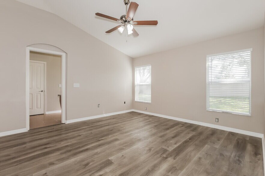 Building Photo - 433 Down Pine Dr