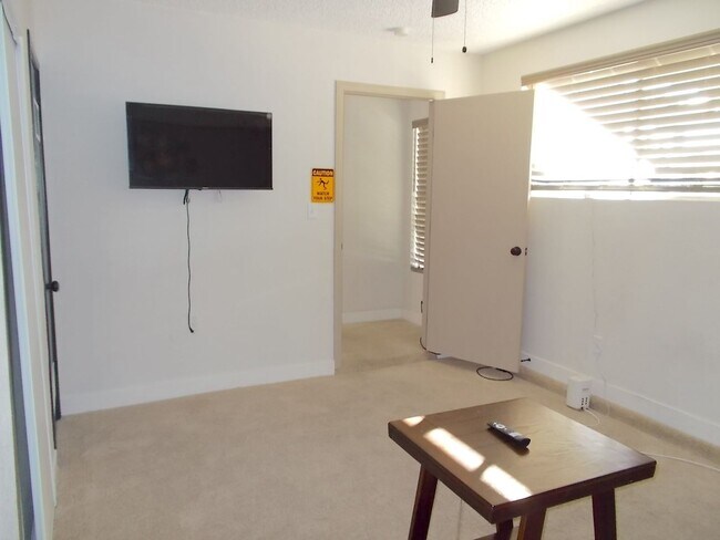 Building Photo - Beautifully Furnished 2-Bedroom 2-Bath Townhome in a Prime Location