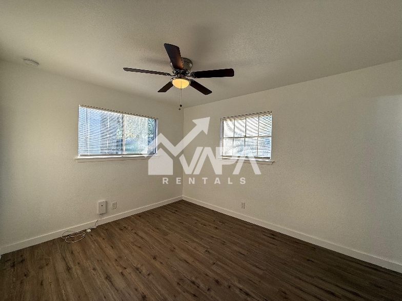 Building Photo - 1906 Wilsons Creek St