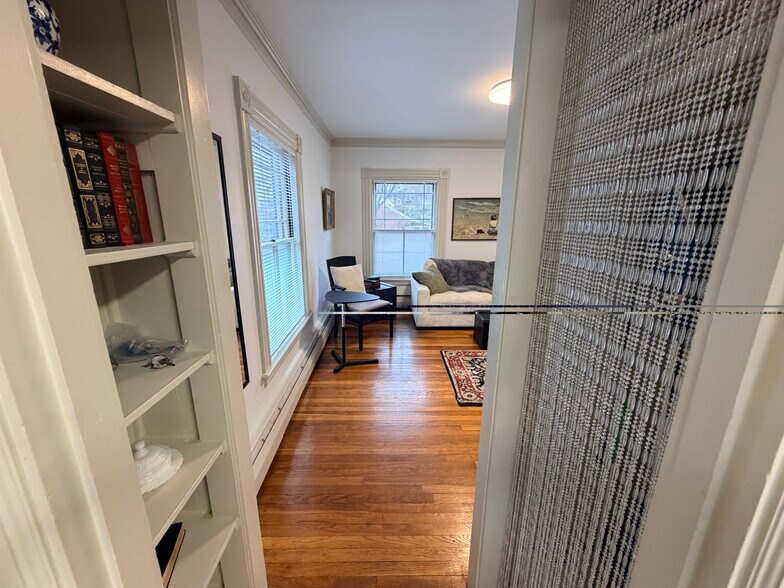 Building Photo - 25 Meacham St