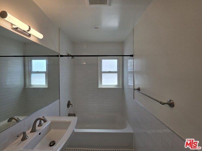 Building Photo - 102 Gaviota Ave