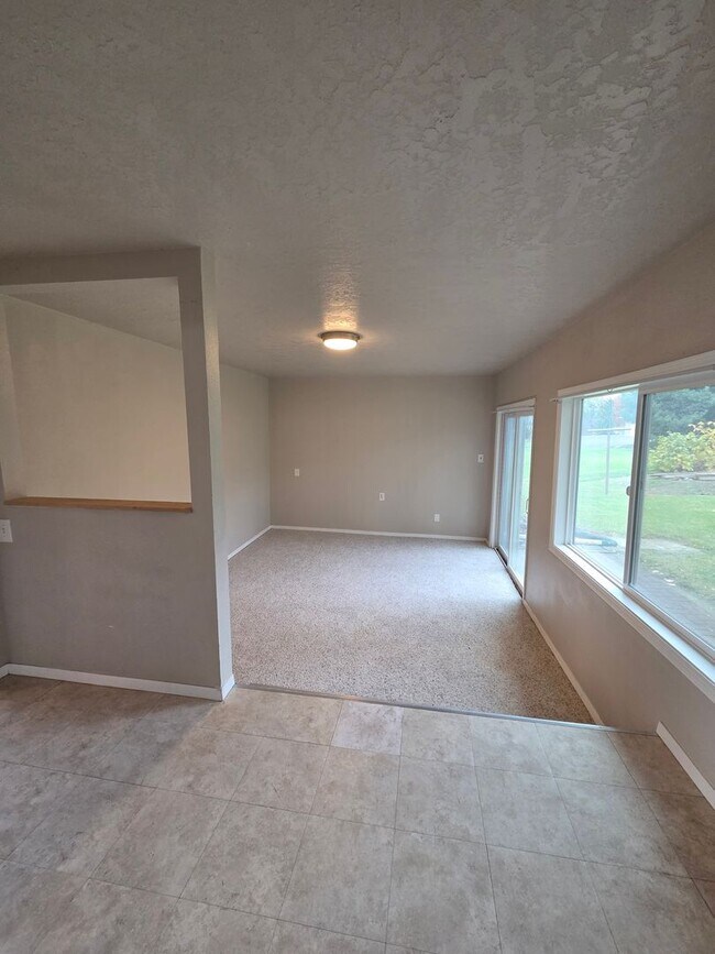 Building Photo - Orchards Home with a View