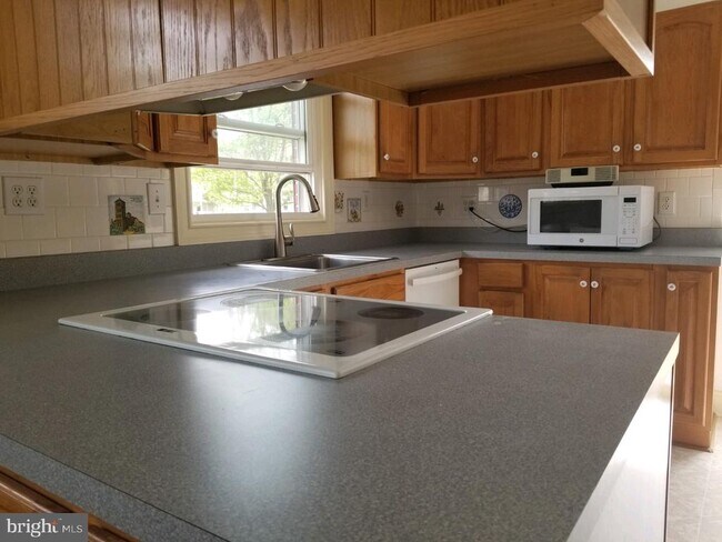 Building Photo - 219 E Chew Ave