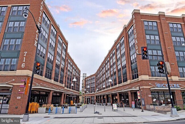 Building Photo - 901 Lawrence St NE