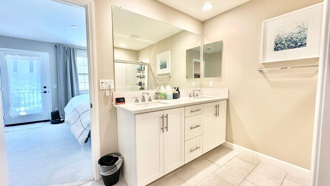 Building Photo - Beautiful "Model" Show Townhome in the Gat...