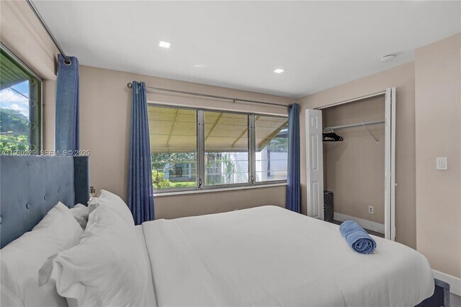 Building Photo - 2217 NW 4th Ave