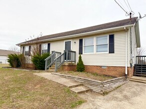 Building Photo - Just listed!