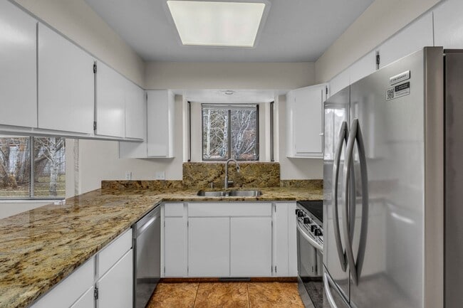 Building Photo - Prime Park Meadows Home