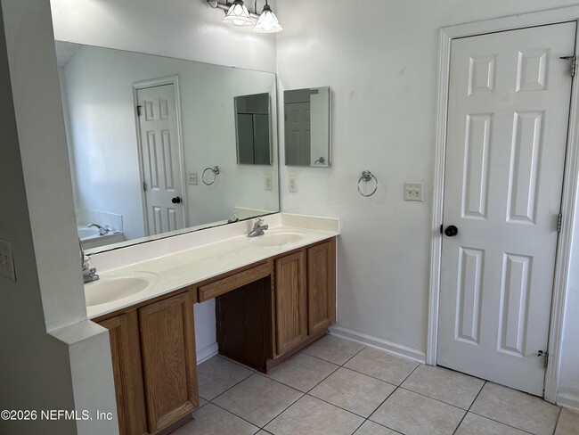 Building Photo - 1804 Northglen Cir