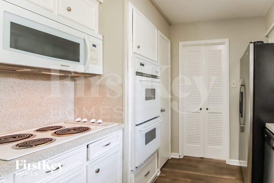 Building Photo - 3804 Canterbury Dr