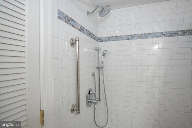 Building Photo - 1637 Oakwood Dr