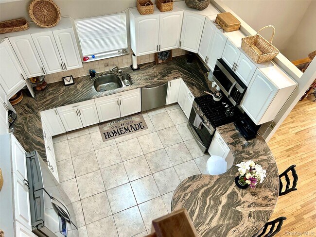 Building Photo - 259 Lincoln Blvd