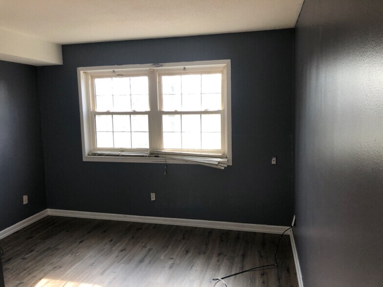 Building Photo - 1120 E 6th St