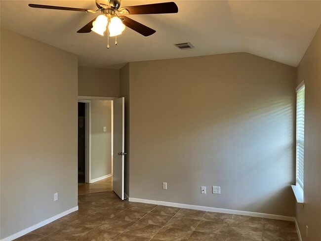 Building Photo - 1827 Oak Ridge Dr