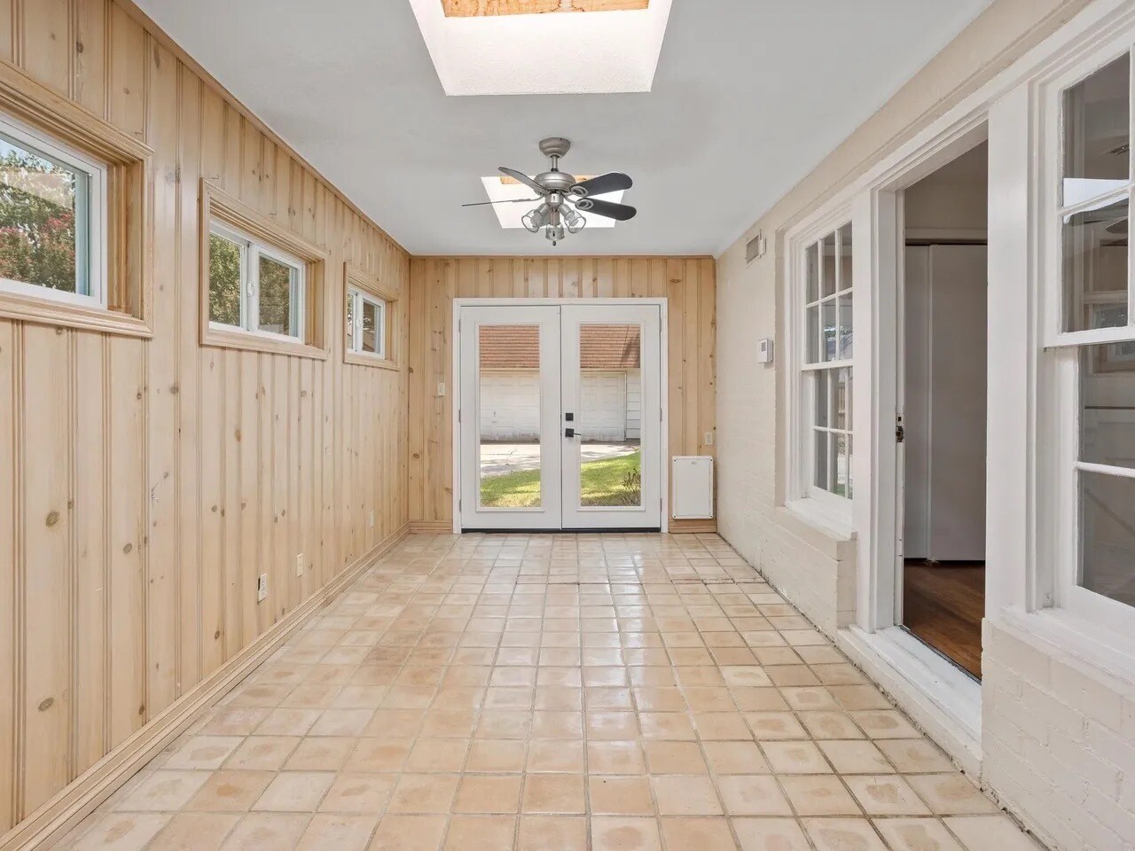 Bonus Room - 2917 Benbrook Blvd