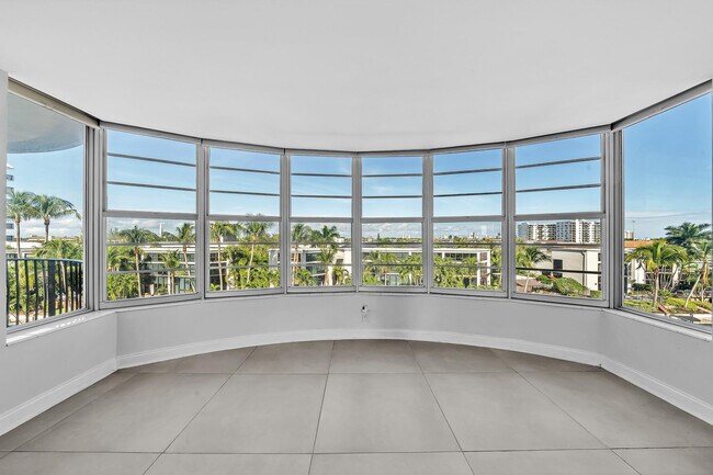 Building Photo - 3051 NE 48th St