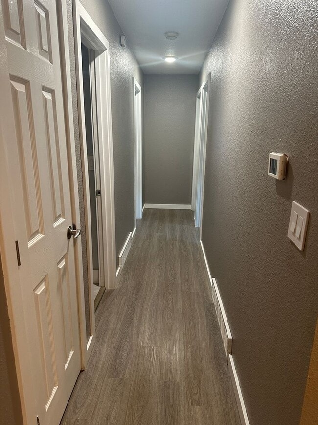 Building Photo - 5 bedroom 2 1/2 bath home for rent