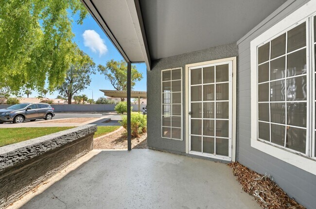 Building Photo - Spacious 3 Bed/2 Bath Home in Lush Crestvi...
