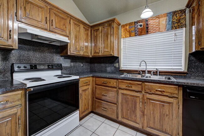 Building Photo - 2912 Edinburg Dr