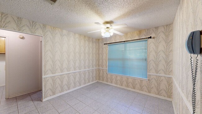 Building Photo - 2 WEEKS FREE + $1,595 for a 3 Bedroom vintage charmer in Harker Heights!